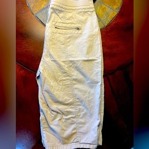 Chico’s Khaki Cargo Shorts Knee Length Size 1.5 (10-12)